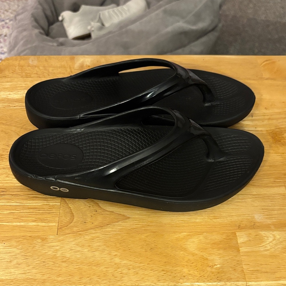 OOFOS Women's Black Sandals